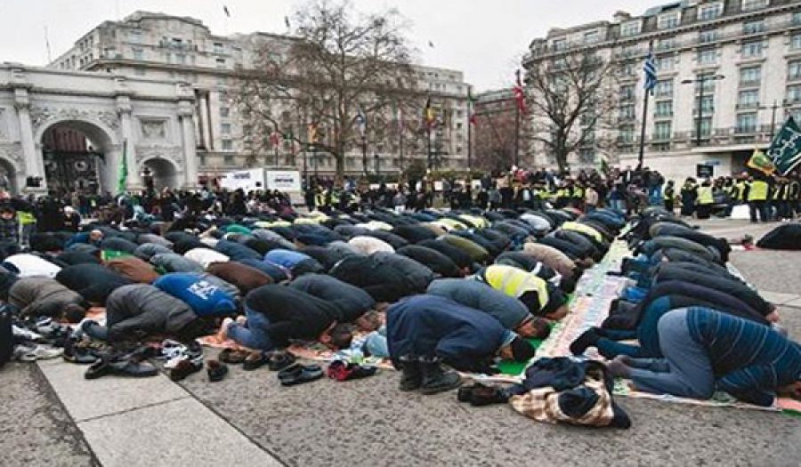 نمو الإسلام وتزايد عدد المسلمين في أوروبا يقض مضاجع ساستها